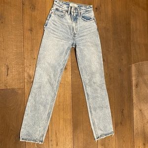 Abercrombie ultra high rise 90’s Jean light wash! Great condition!